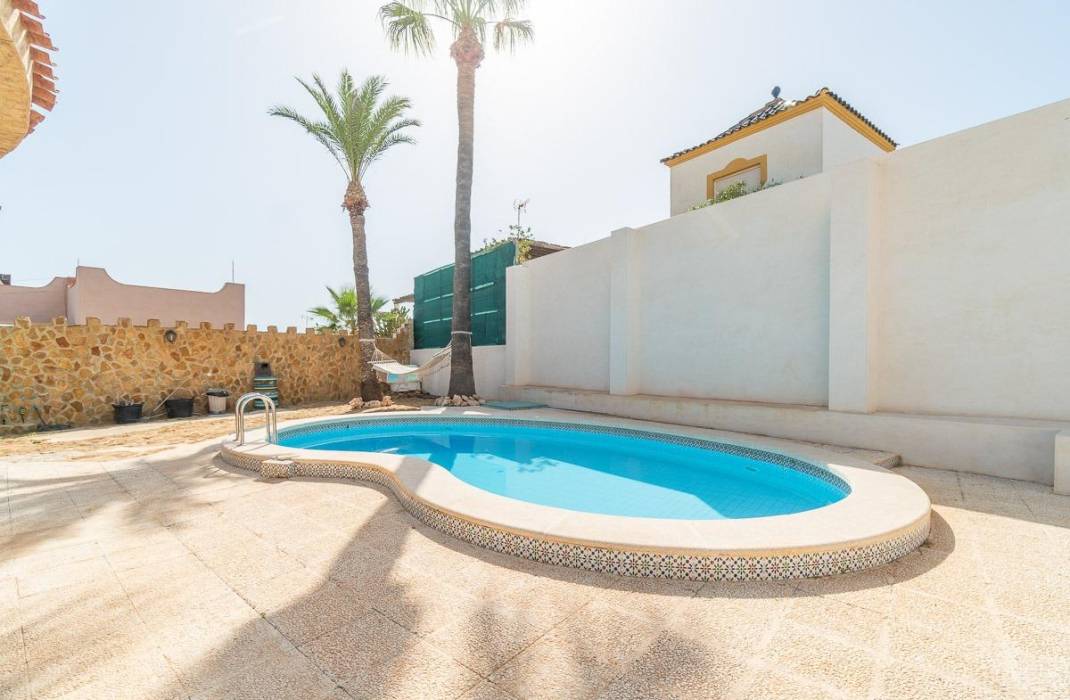 Resale - Villa - Orihuela Costa