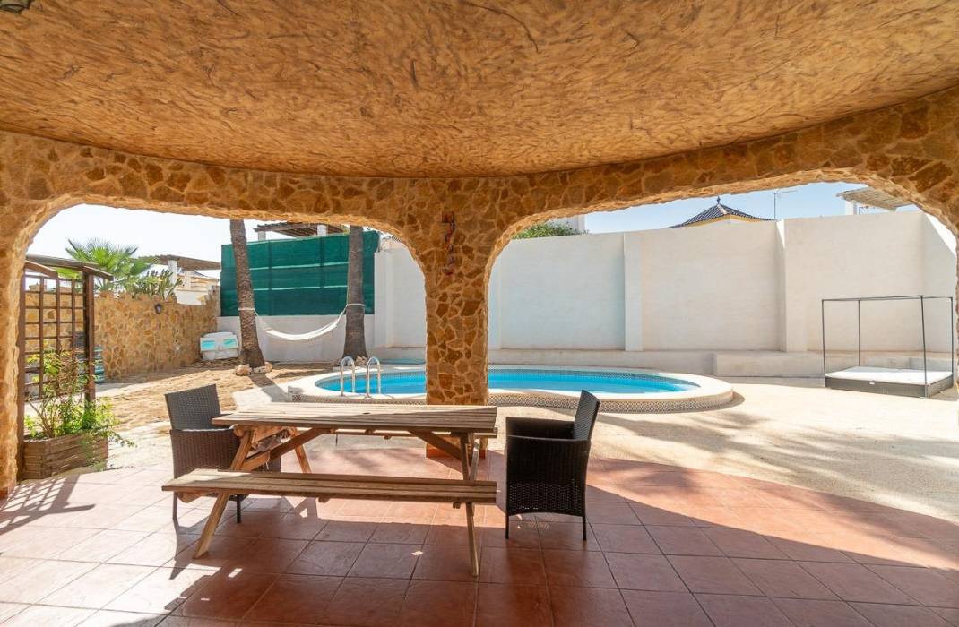 Resale - Villa - Orihuela Costa