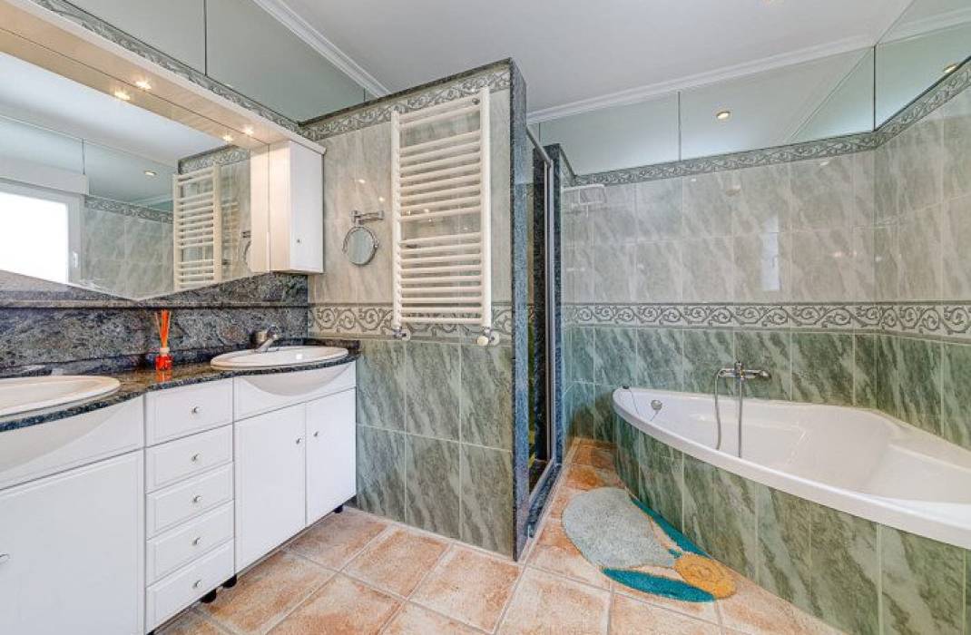 Resale - Villa - Orihuela Costa