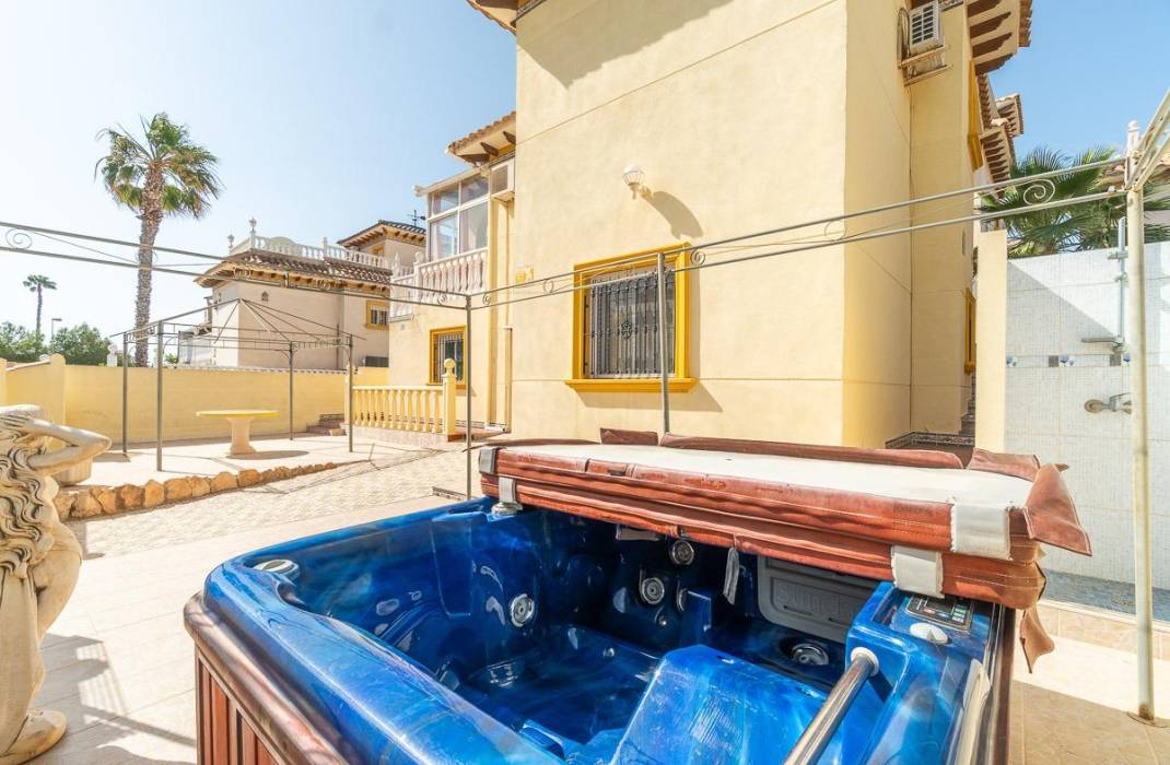 Resale - Villa - Orihuela Costa