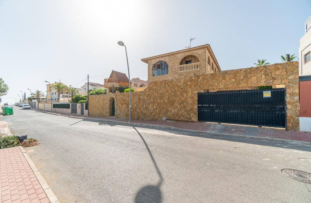 Resale - Villa - Orihuela Costa