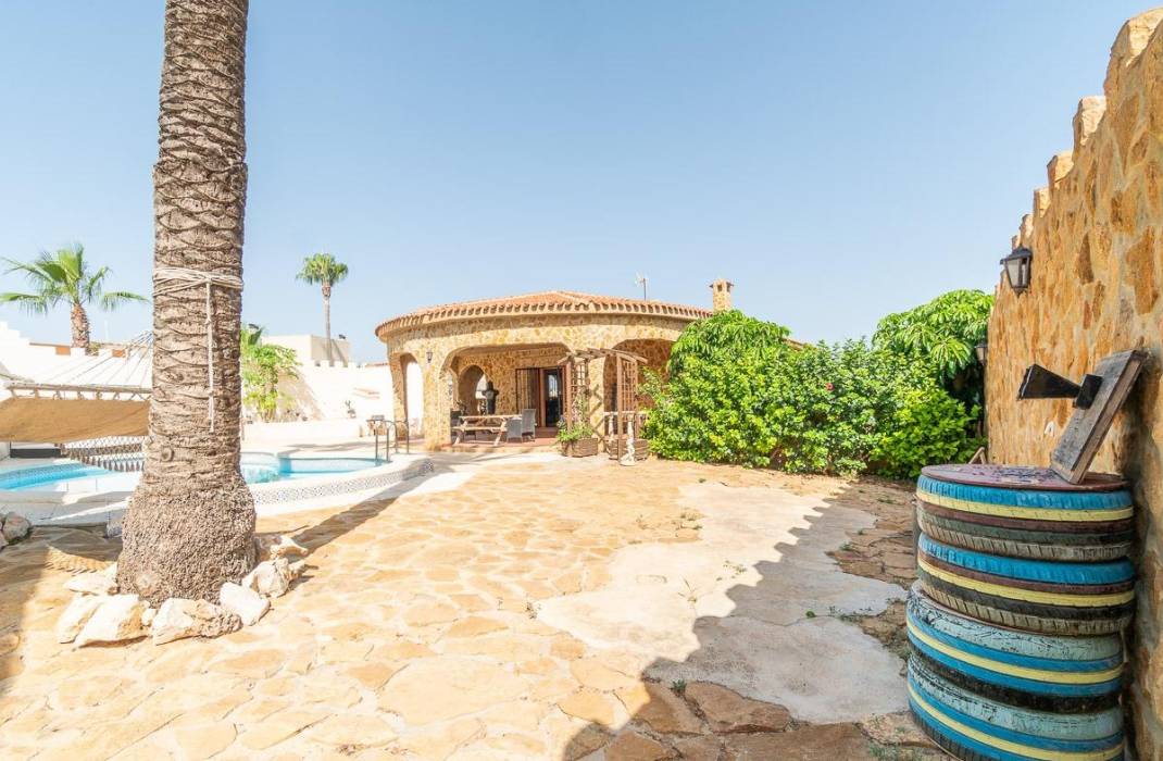 Resale - Villa - Orihuela Costa