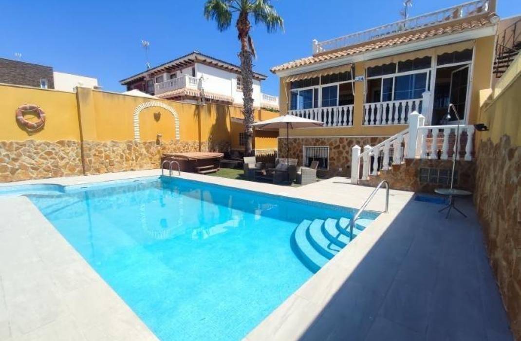 Resale - Villa - Torrevieja - Aguas nuevas 1