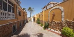 Resale - Villa - Torrevieja - Aguas nuevas 1