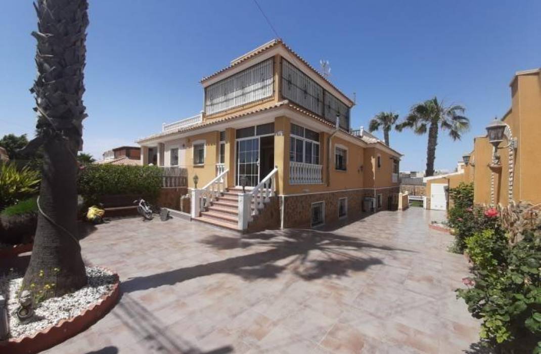 Resale - Villa - Torrevieja - Aguas nuevas 1