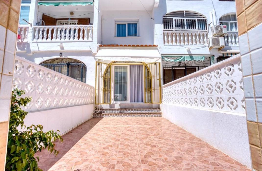 Resale - Villa - Torrevieja - Calas blanca