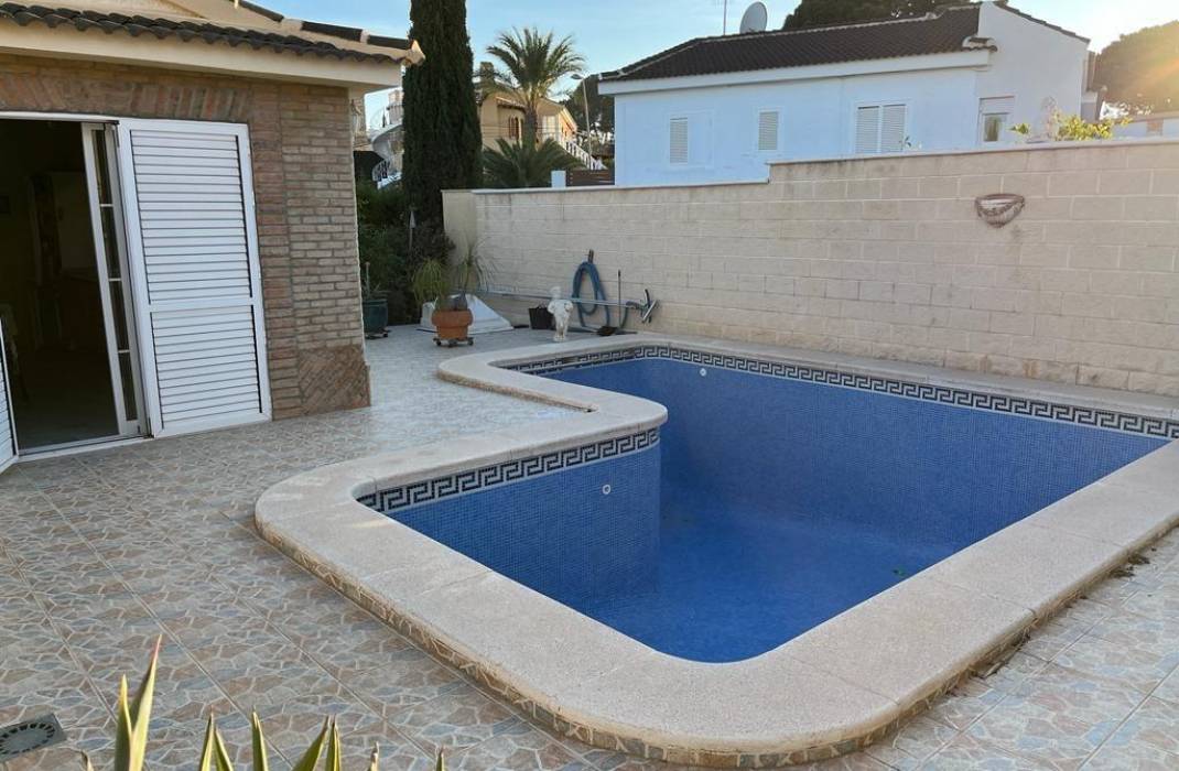 Resale - Villa - Torrevieja - Eliseos playa