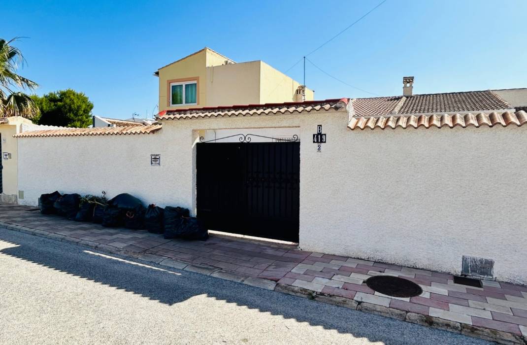 Resale - Villa - Torrevieja - La Siesta - El Salado -  Torreta