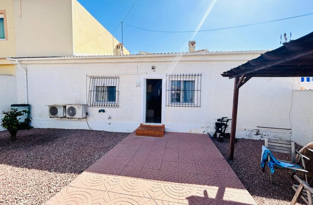 Resale - Villa - Torrevieja - La Siesta - El Salado -  Torreta