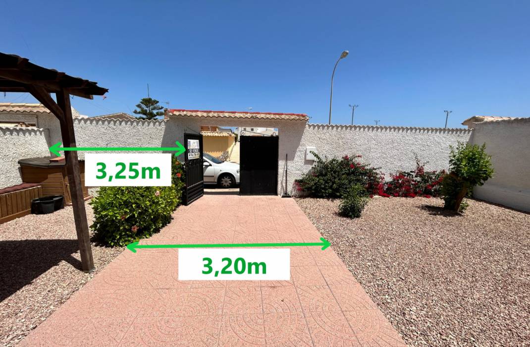 Resale - Villa - Torrevieja - La Siesta - El Salado -  Torreta