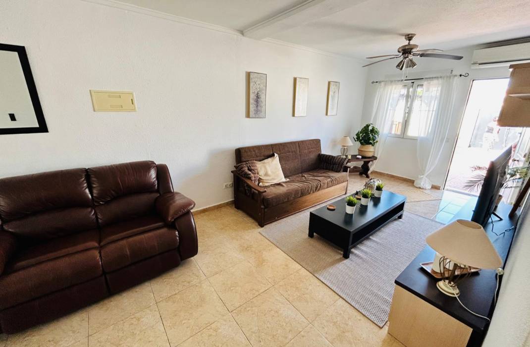 Resale - Villa - Torrevieja - La Siesta - El Salado -  Torreta