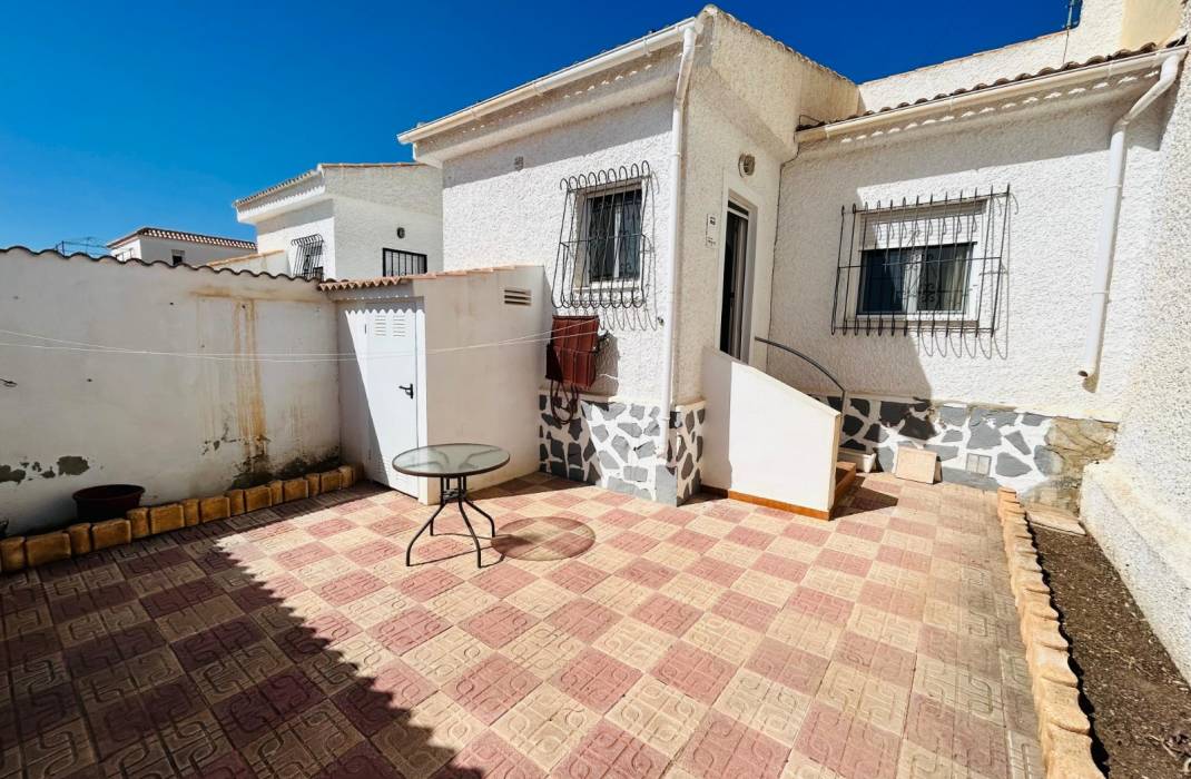 Resale - Villa - Torrevieja - La Siesta - El Salado -  Torreta