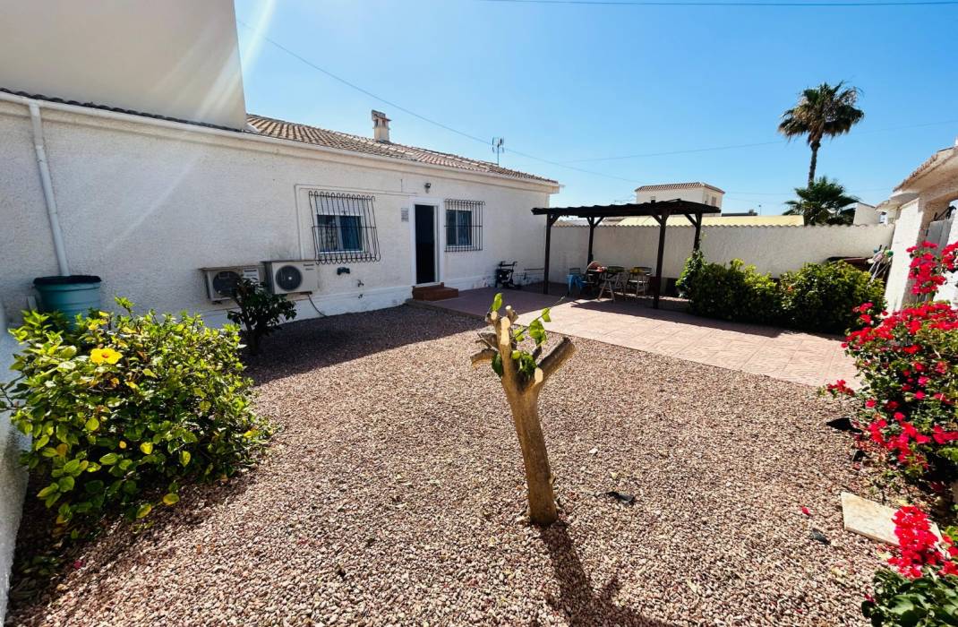 Resale - Villa - Torrevieja - La Siesta - El Salado -  Torreta