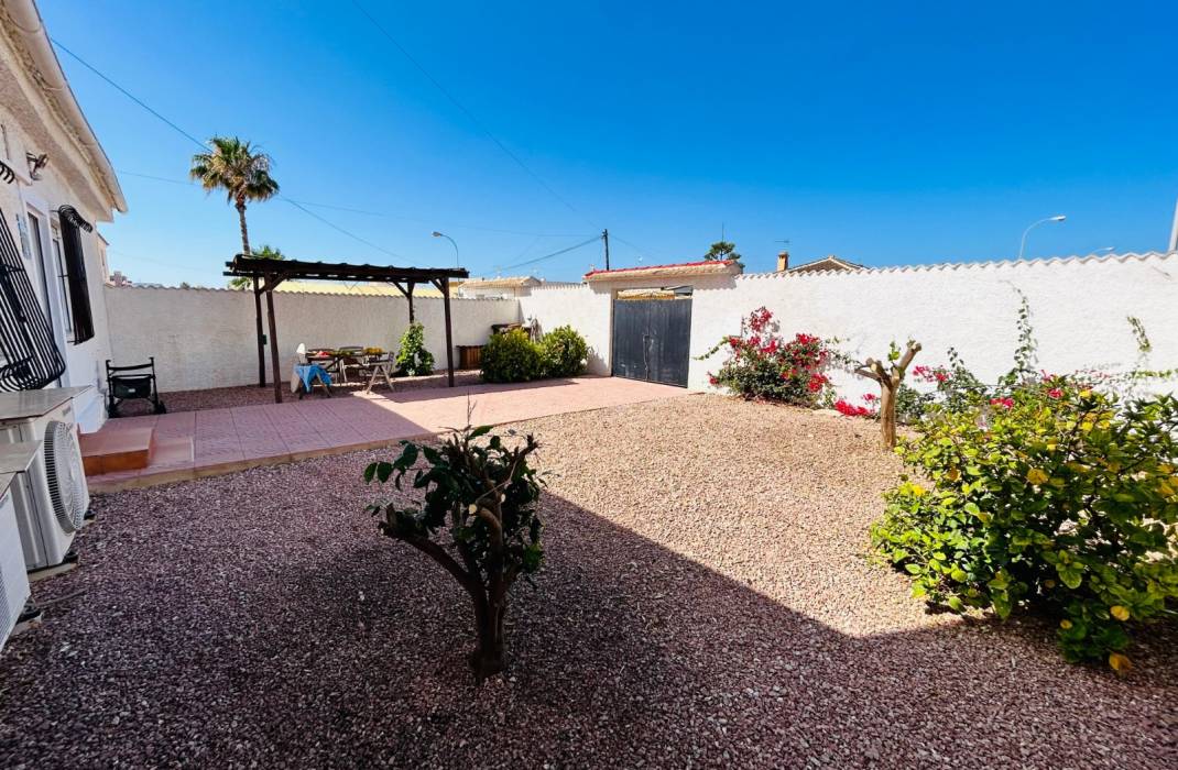 Resale - Villa - Torrevieja - La Siesta - El Salado -  Torreta