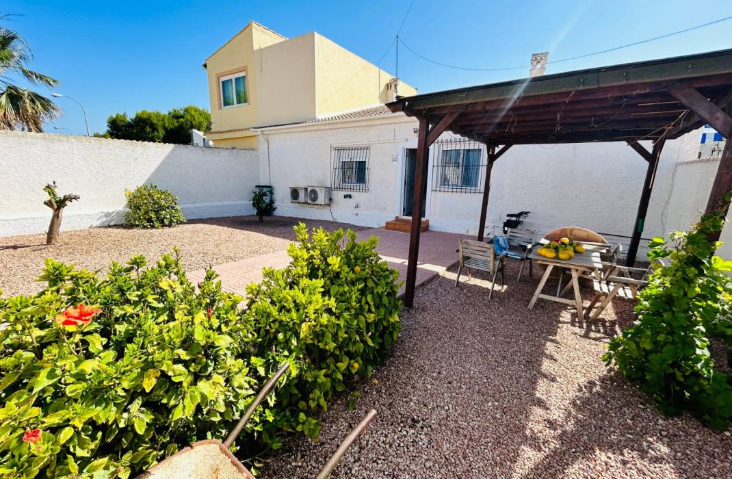 Resale - Villa - Torrevieja - La Siesta - El Salado -  Torreta