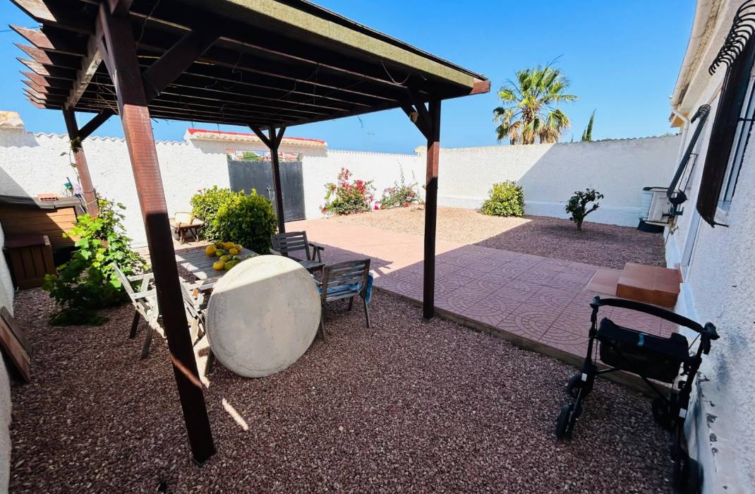 Resale - Villa - Torrevieja - La Siesta - El Salado -  Torreta