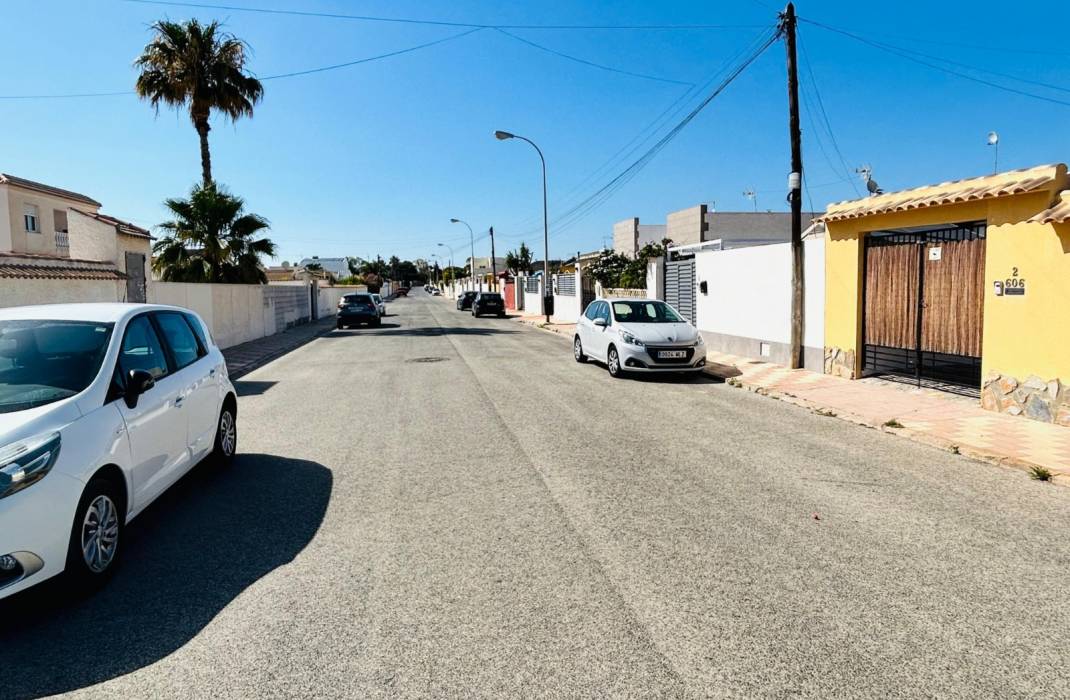 Resale - Villa - Torrevieja - La Siesta - El Salado -  Torreta