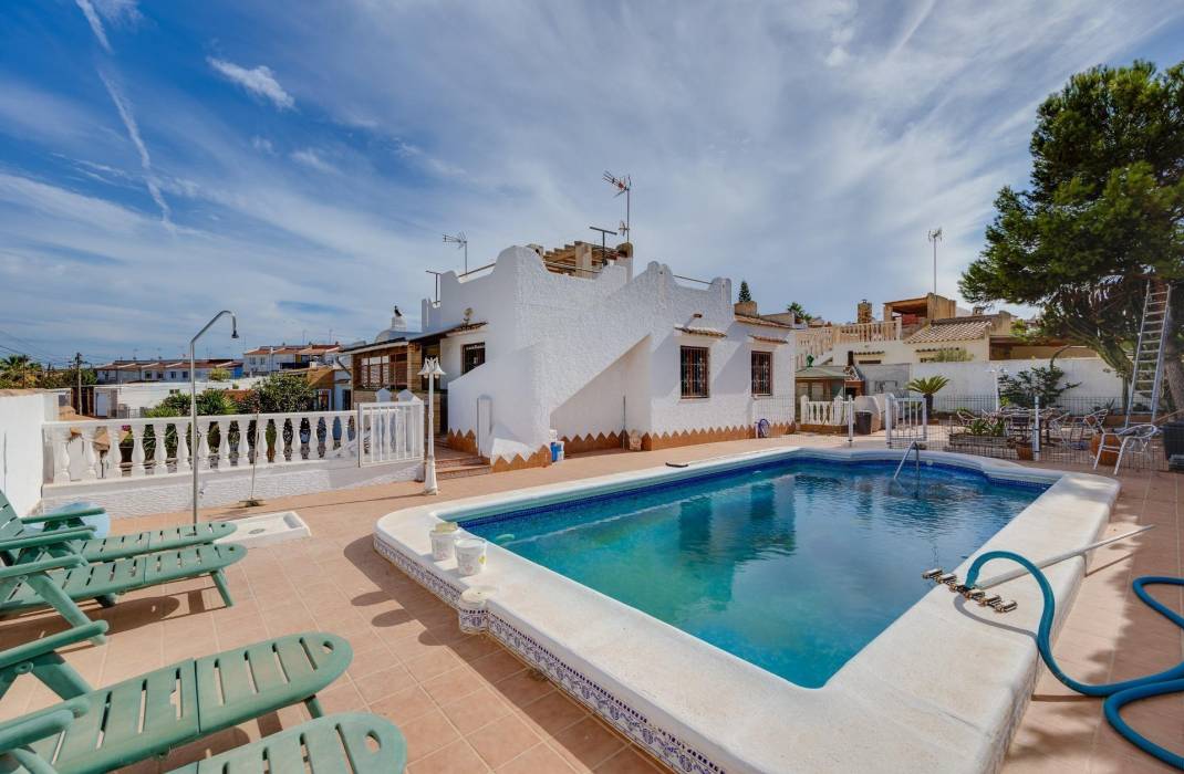 Resale - Villa - Torrevieja - La Siesta - El Salado - Torreta