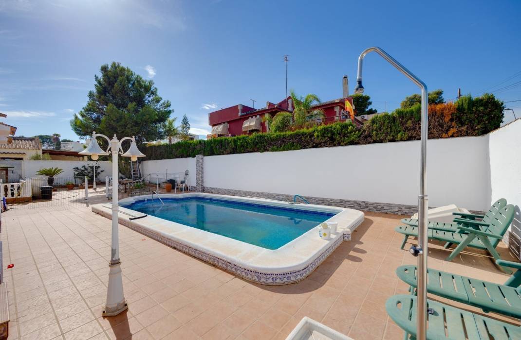 Resale - Villa - Torrevieja - La Siesta - El Salado - Torreta