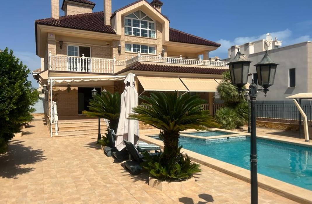 Resale - Villa - Torrevieja - La Veleta