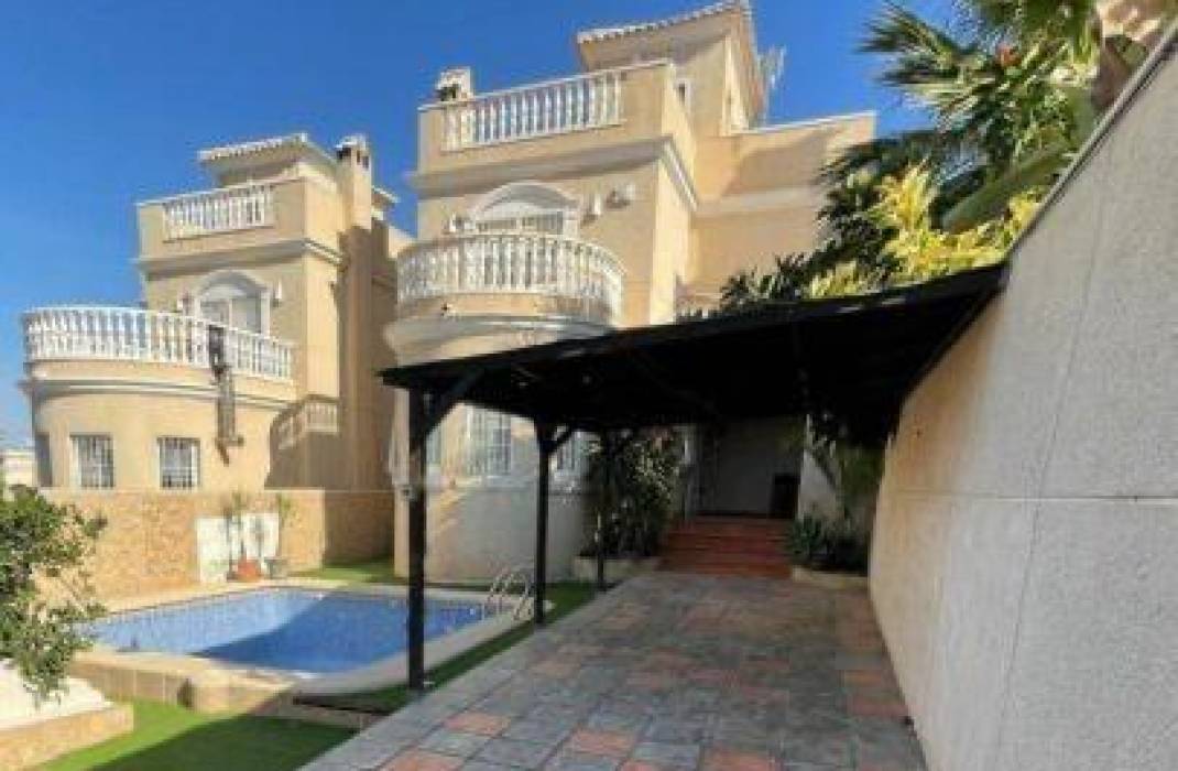 Resale - Villa - Torrevieja - Los altos