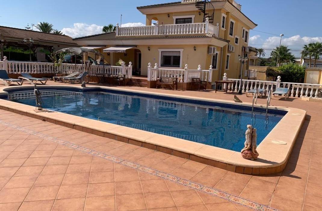 Resale - Villa - Torrevieja - Los altos