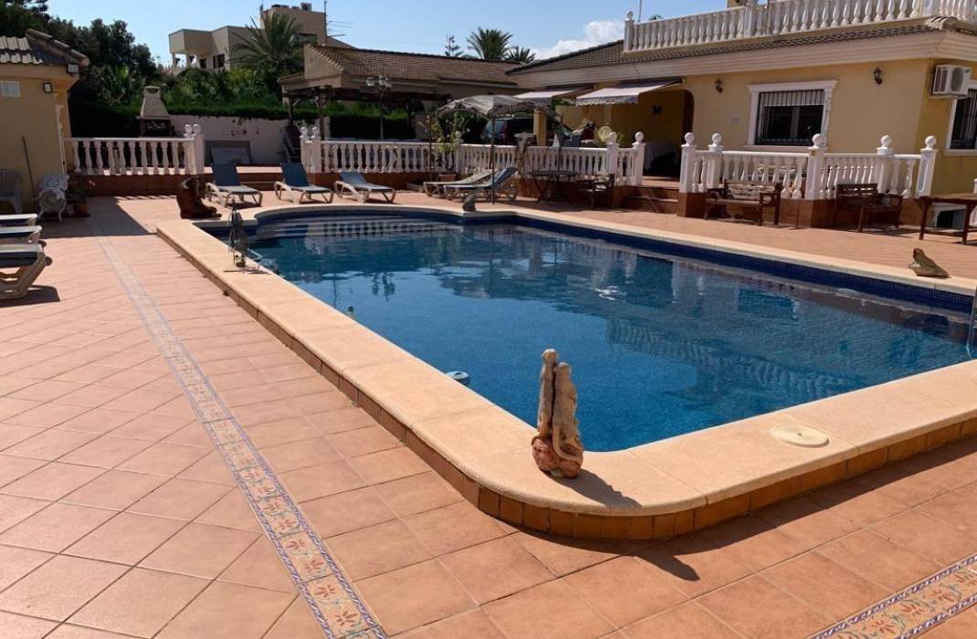 Resale - Villa - Torrevieja - Los altos