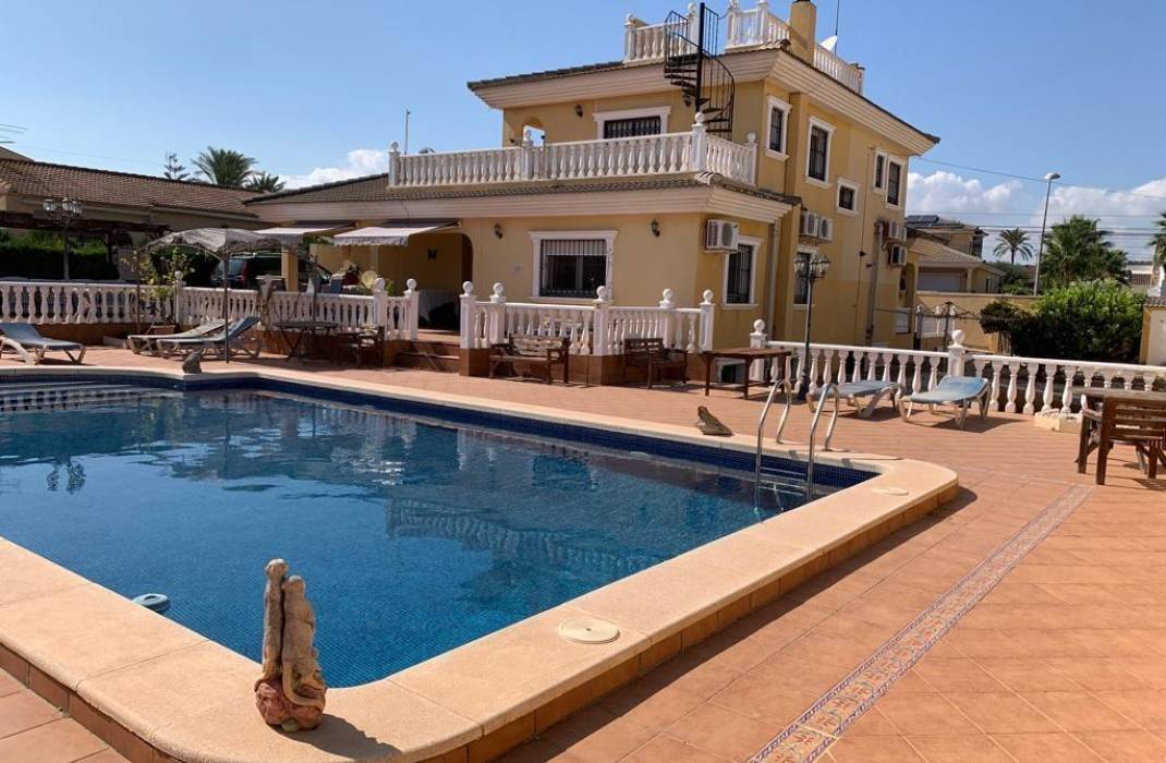 Resale - Villa - Torrevieja - Los altos