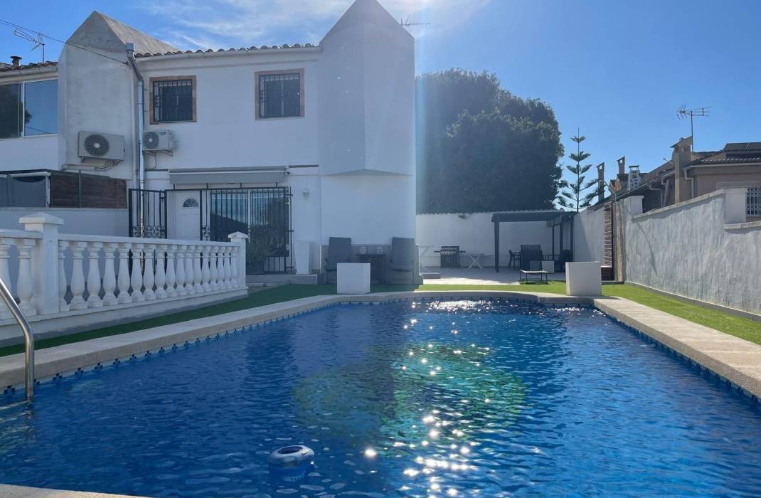 Resale - Villa - Torrevieja - Los Balcones - Los Altos del Edén