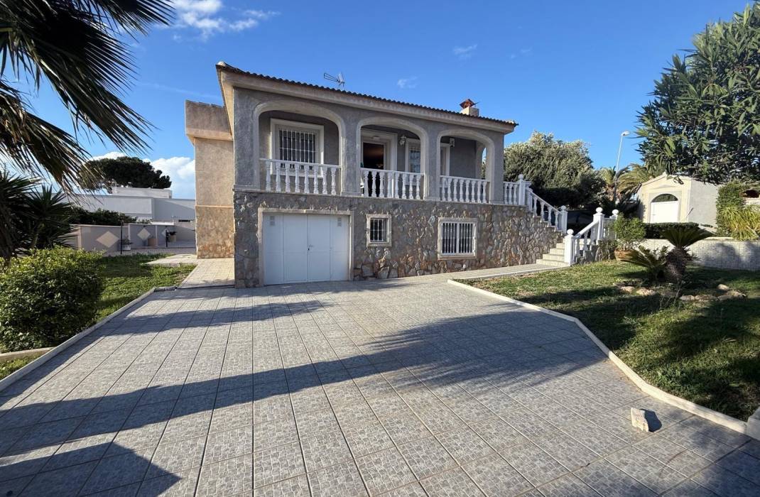 Resale - Villa - Torrevieja - Los Balcones - Los Altos del Edén