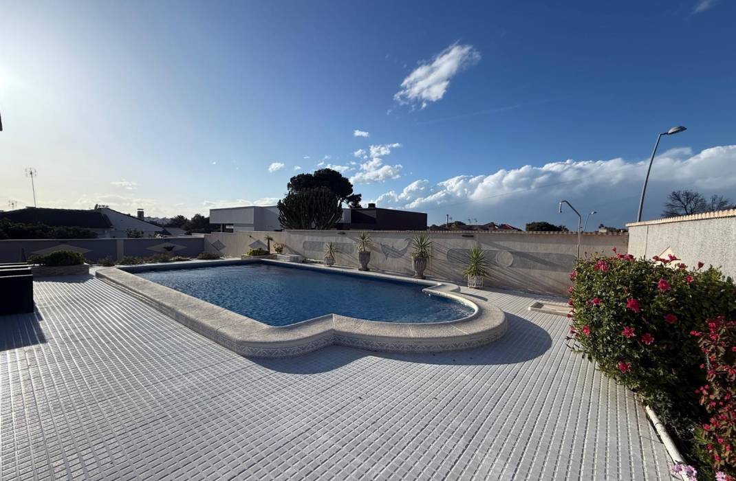 Resale - Villa - Torrevieja - Los Balcones - Los Altos del Edén