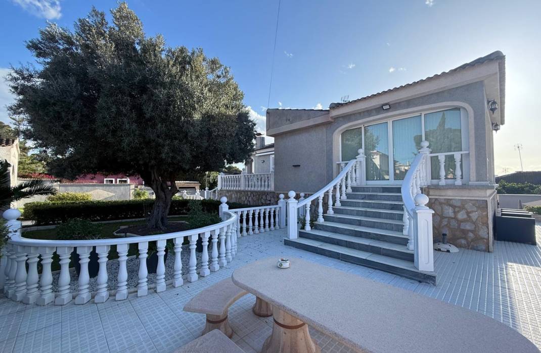 Resale - Villa - Torrevieja - Los Balcones - Los Altos del Edén