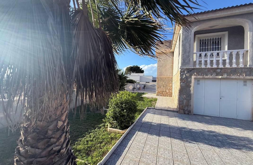 Resale - Villa - Torrevieja - Los Balcones - Los Altos del Edén