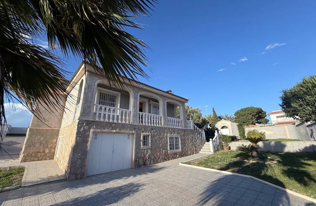 Resale - Villa - Torrevieja - Los Balcones - Los Altos del Edén