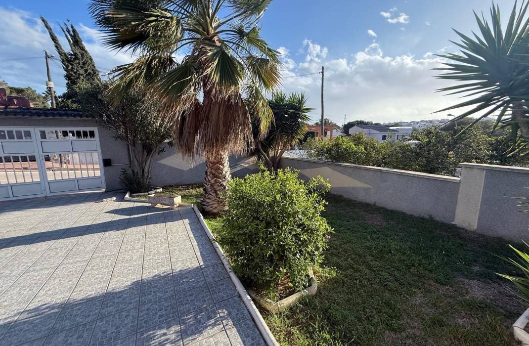 Resale - Villa - Torrevieja - Los Balcones - Los Altos del Edén