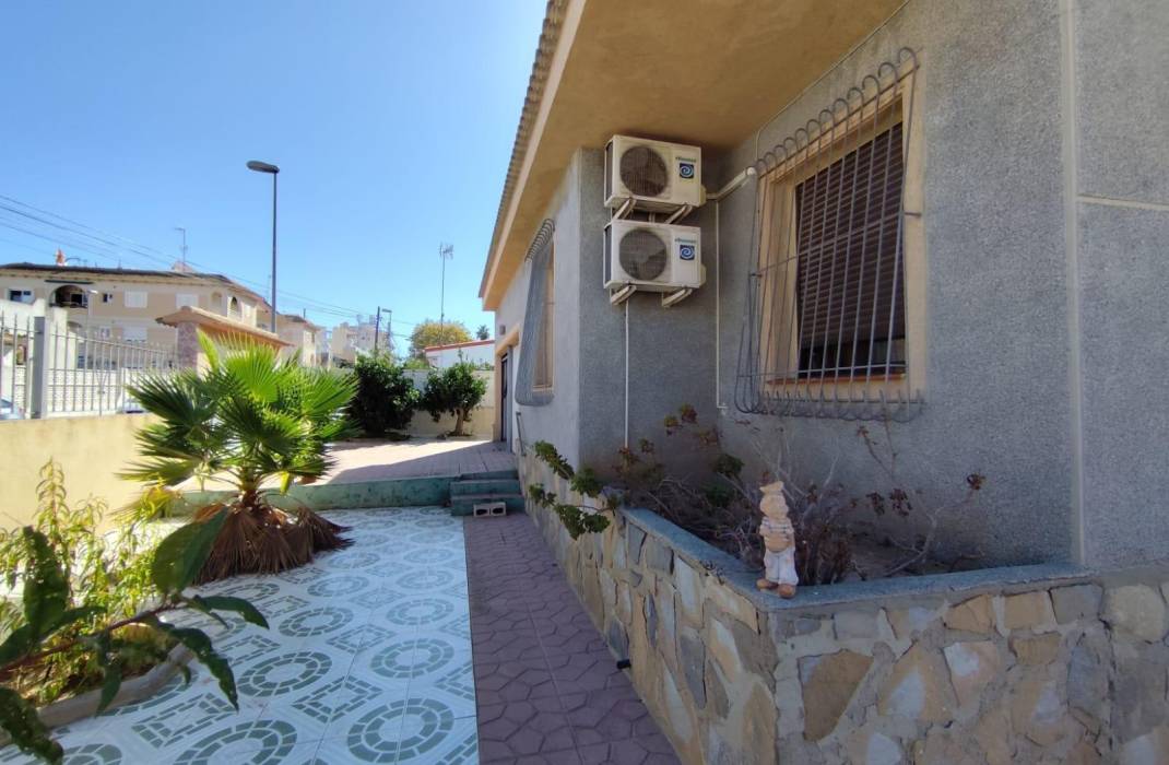 Resale - Villa - Torrevieja - Playa de los locos