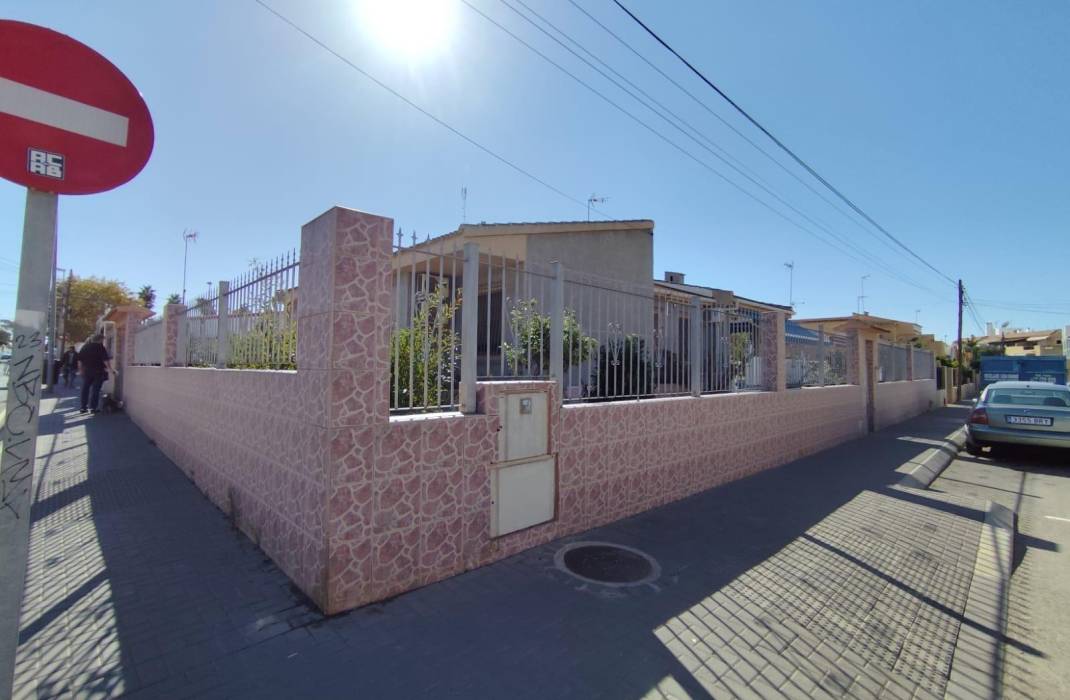 Resale - Villa - Torrevieja - Playa de los locos