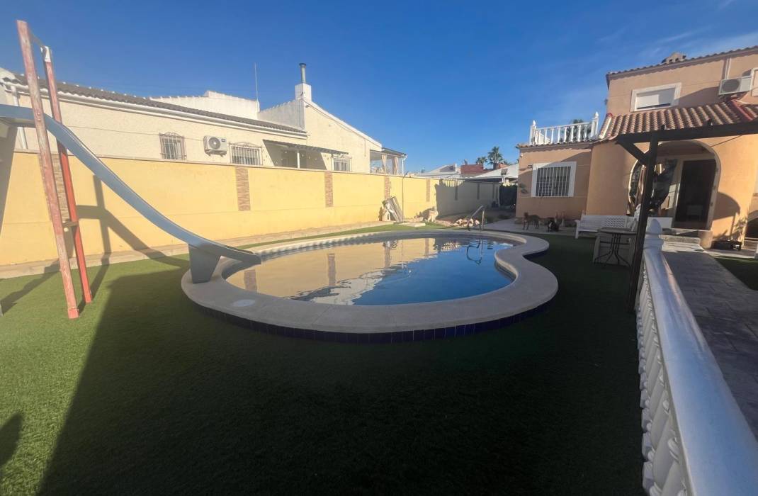 Resale - Villa - Torrevieja - San luis