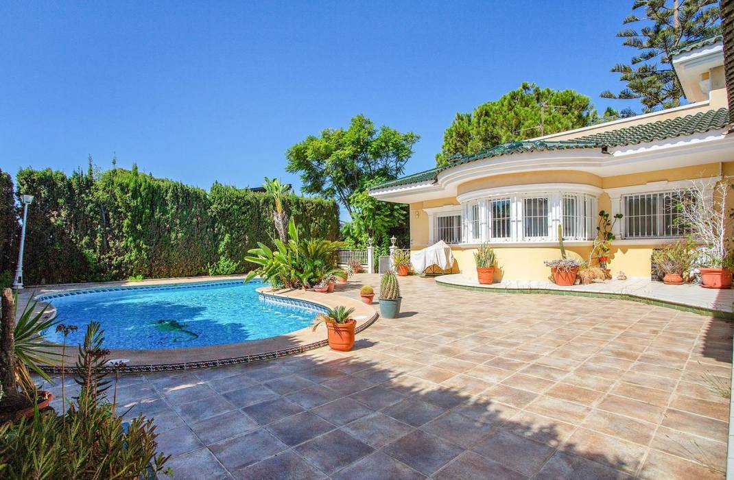 Resale - Villa - Torrevieja