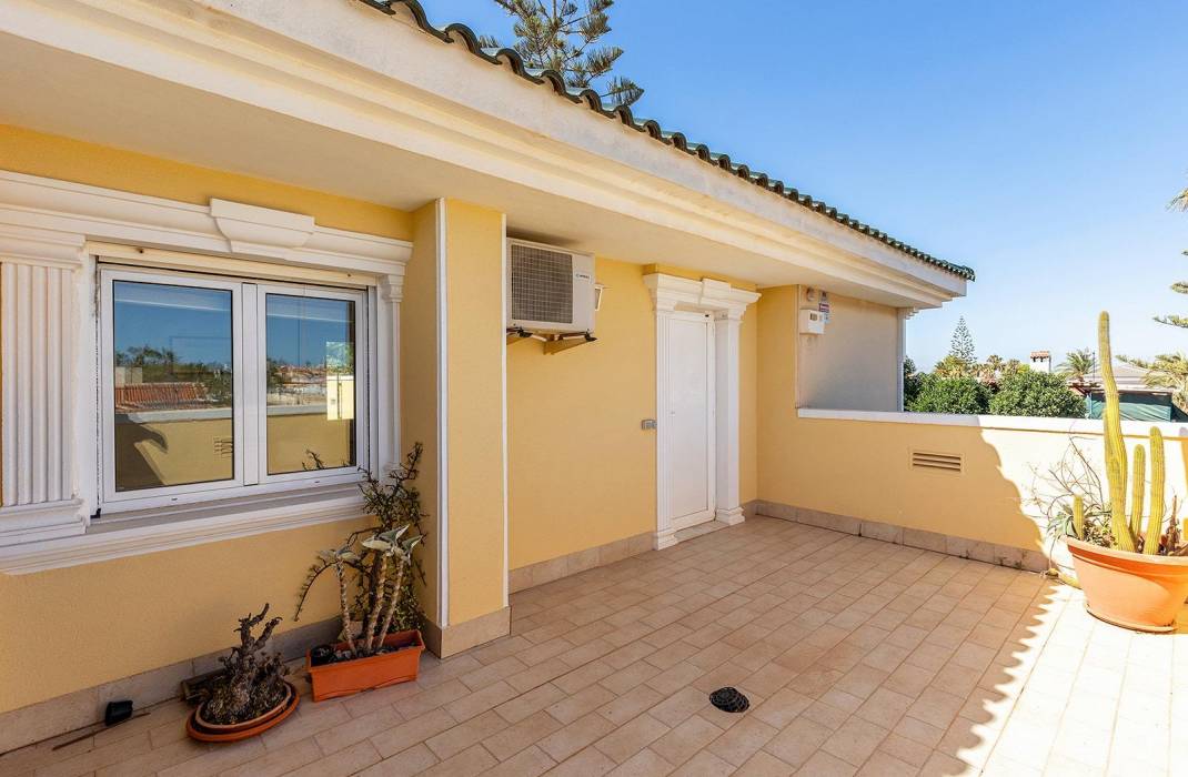 Resale - Villa - Torrevieja