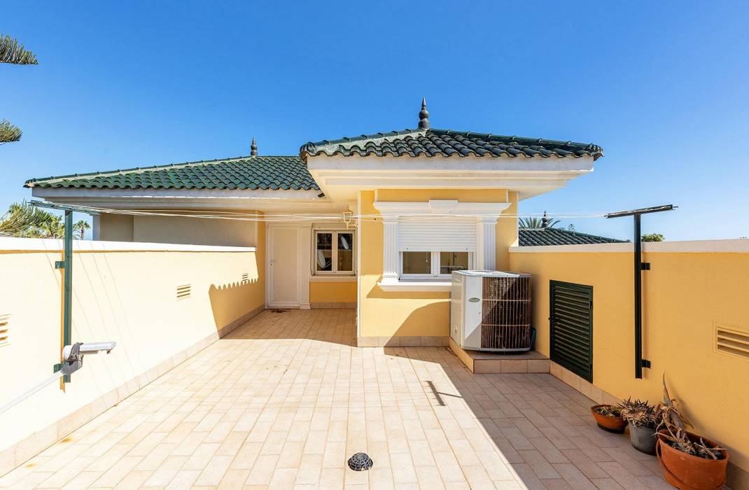 Resale - Villa - Torrevieja