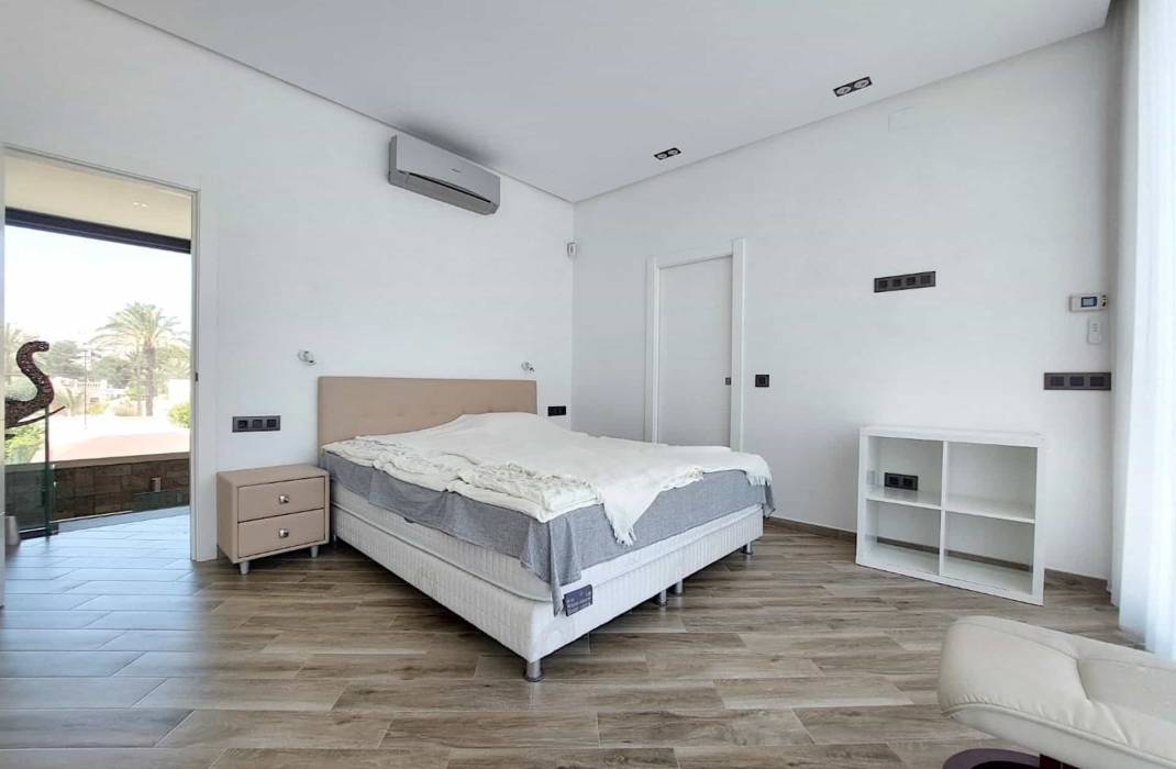 Resale - Villa - Torrevieja