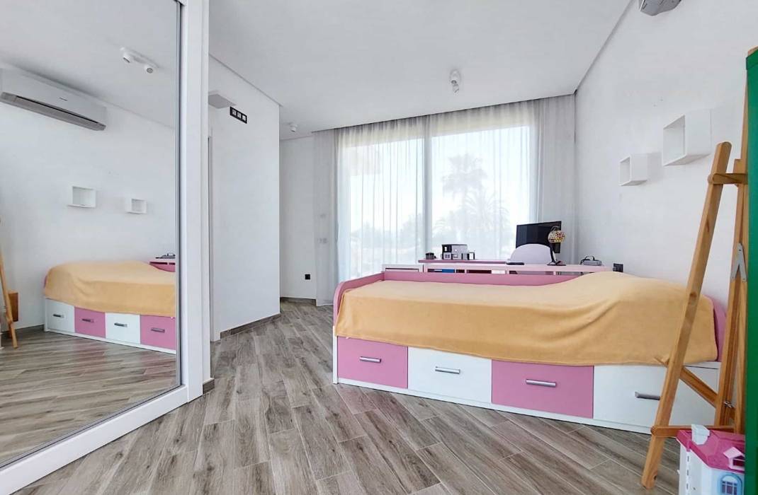 Resale - Villa - Torrevieja