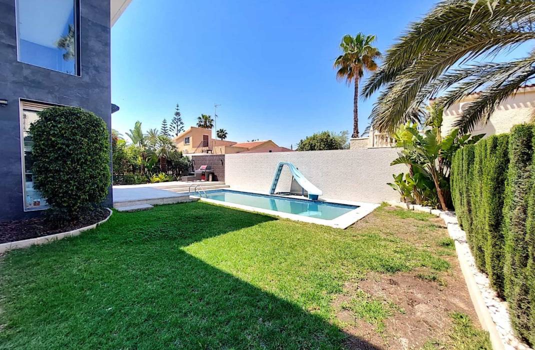Resale - Villa - Torrevieja