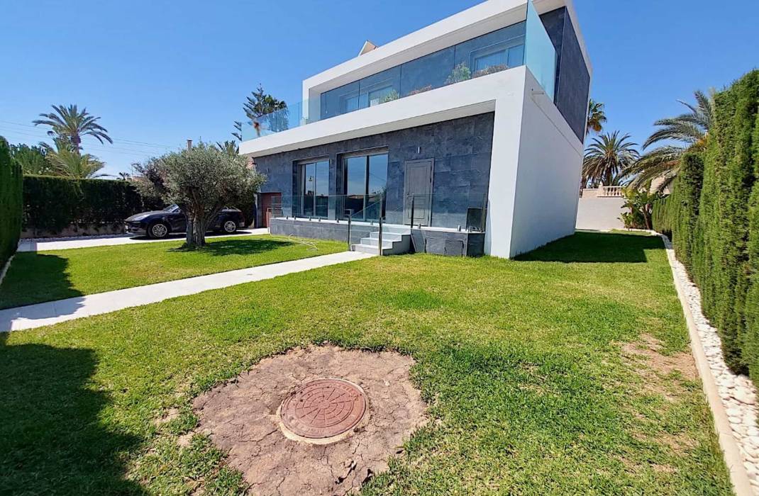 Resale - Villa - Torrevieja