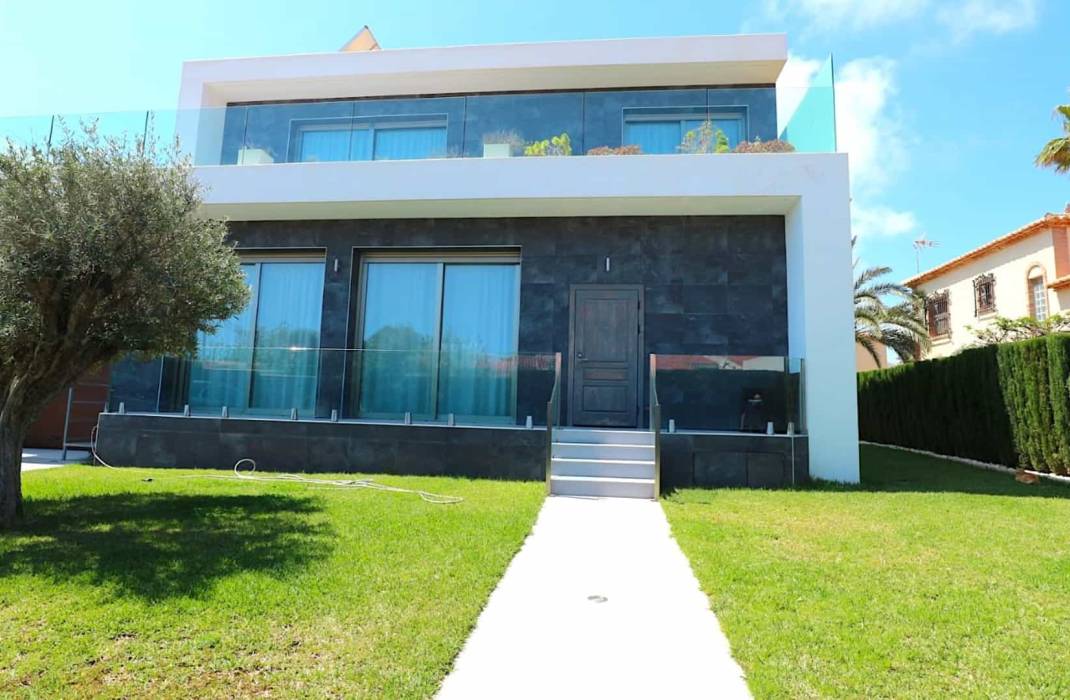 Resale - Villa - Torrevieja
