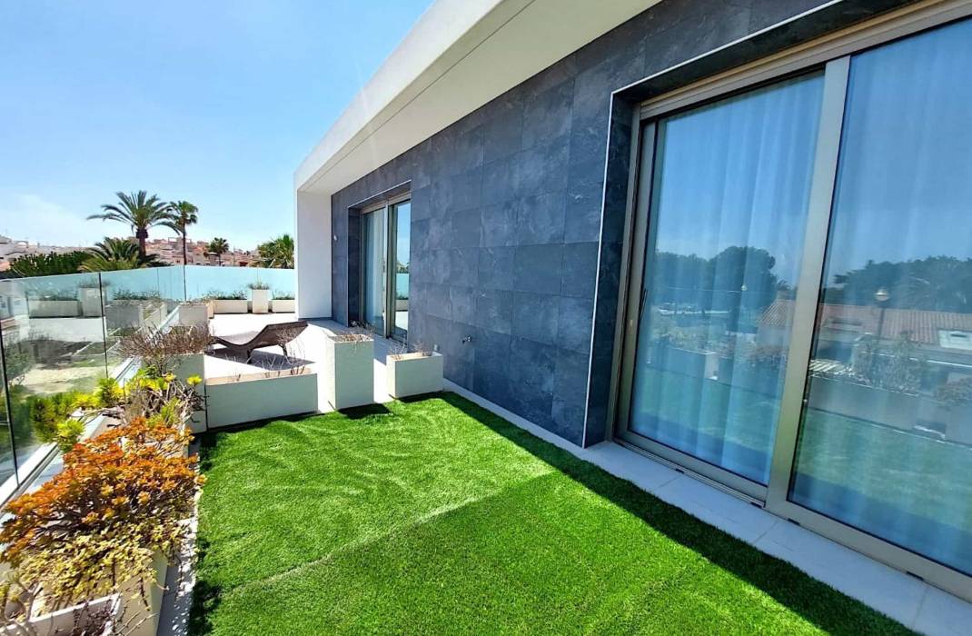Resale - Villa - Torrevieja