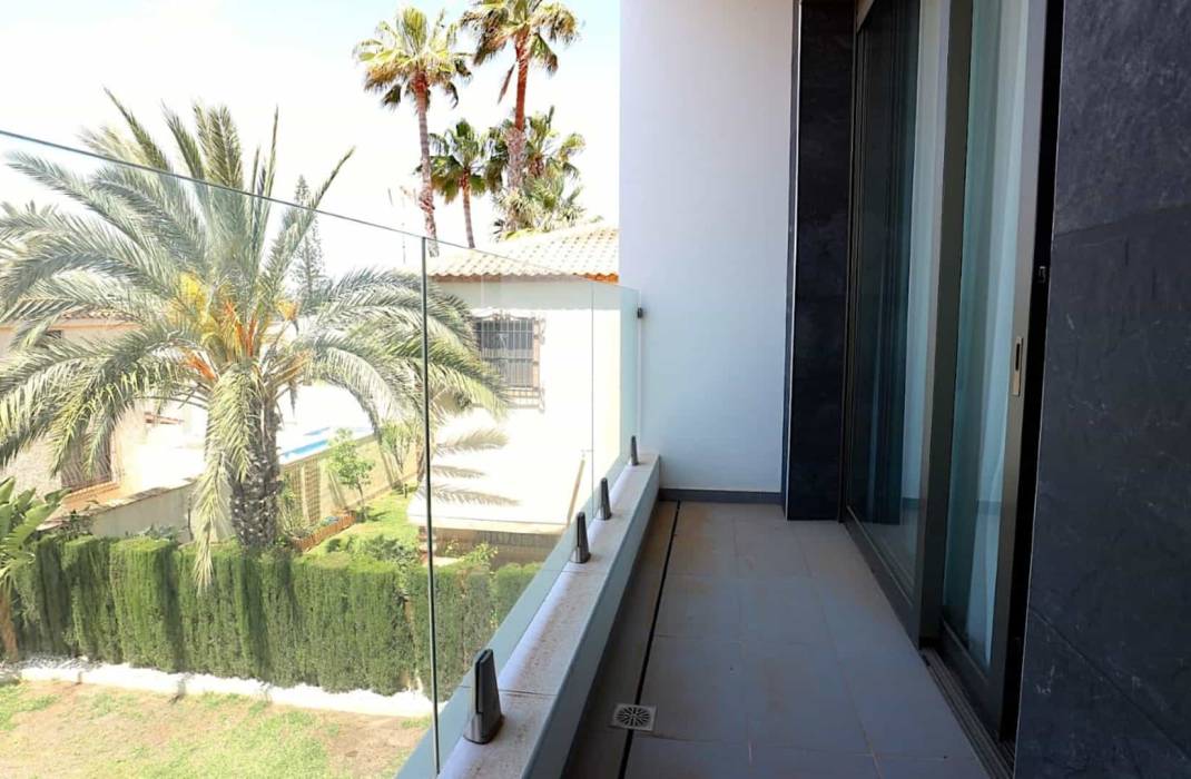 Resale - Villa - Torrevieja