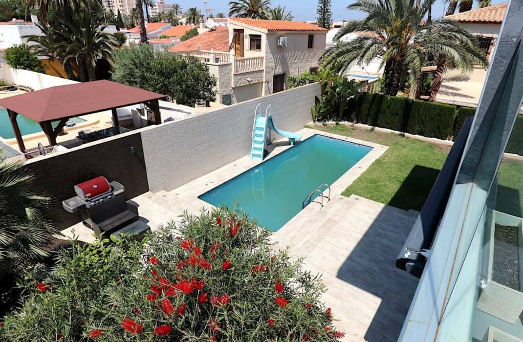 Resale - Villa - Torrevieja