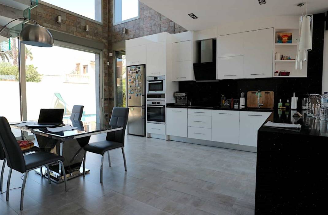 Resale - Villa - Torrevieja